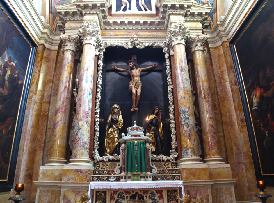 wooden crucifix of the Cathedral of Trent 