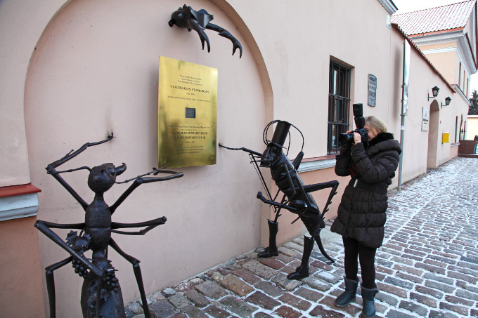 Vladislovas Starevičius house and bugs and girl